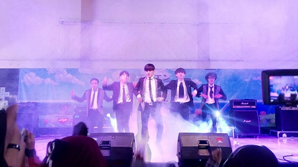 Salah satu bintang utama Noir memeriahkan acara UIN Matsuri 3 yang digelar oleh Komunitas Penggemar Jepang UIN Nihon Club. Kegiatan ini berlangsung di aula Abdjan Soelaeman, Minggu (05/11/2017). (Neng Nurjanah/Jurnalposmedia)