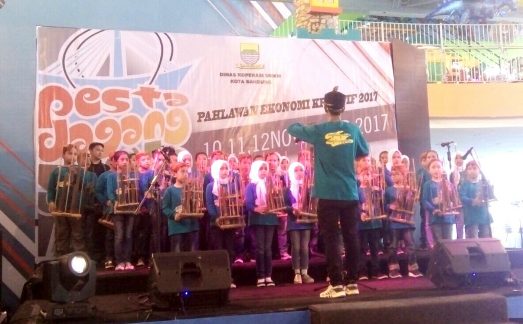 Penampilan peserta Festival Angklung dari SD Cipto A Pangandaran, dalam acara Pesta Dagang Wirausaha Baru Kota Bandung, di Miko Mall Kopo, Sabtu (11/11/2017). (Jurnalposmedia/ Anggi Muliawati)
