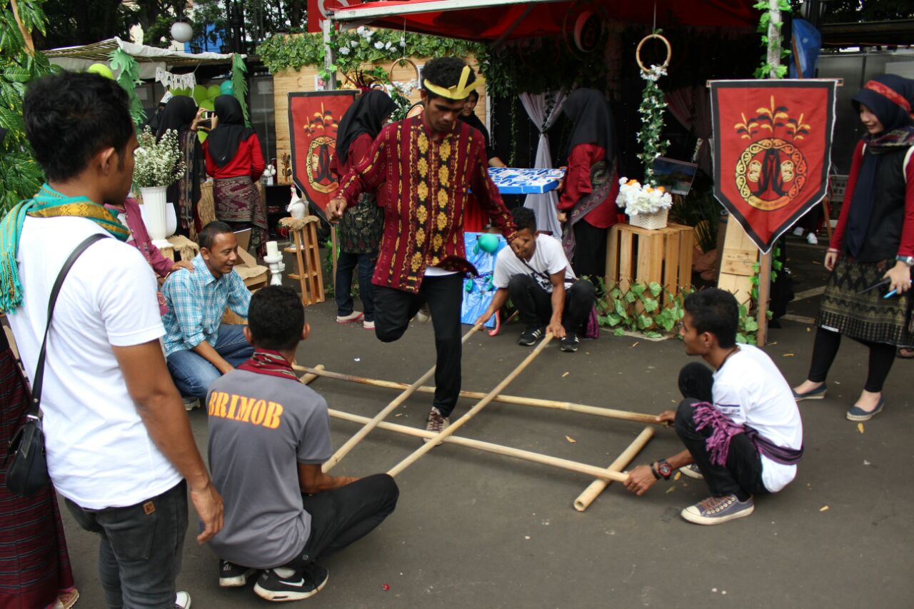 Salah seorang mahasiswa sedang mencoba permainan tradisional khas Indonesia, dalam acara Urban Village 2017 yang diselenggarakan di lapangan barat Balai Kota Bandung, Sabtu (18/10). Acara ini diikuti oleh mahasiswa-mahasiswi Jurusan Marketing Komunikasi Angkatan 2015, Fakultas Komunikasi dan Bisnis, Telkom University, dalam rangka meperkenalkan kembali budaya dan suku-suku di Indonesia. (Agung Trilaksono/jurnalposmedia)