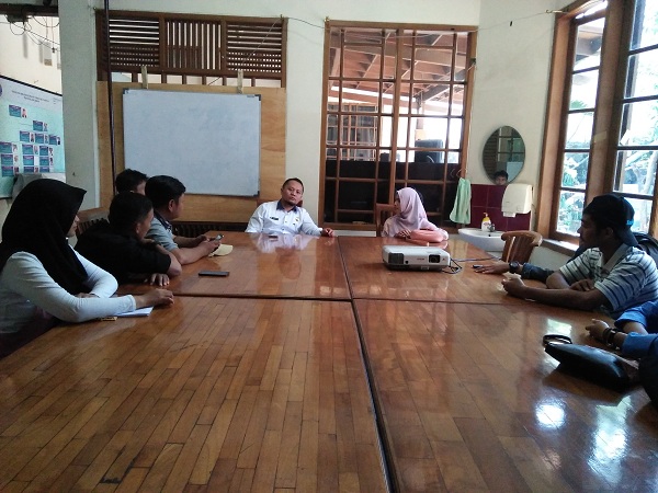 Pertemuan Anggota Kader BNN UIN SGD Bandung dengan Kepala Seksi Pencegahan BNNP Jawa Barat, Yohanes Eko, di kantor Badan Narkotika Nasional Provinsi Jawa Barat, Jalan Terusan Jakarta No. 50, Babakan Surabaya, Kota Bandung. Selasa (14/11/2017). (Dini Fitrianti/ Jurnalposmedia)