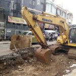 Excavator mengeruk tanah di proyek pembuatan tol air di sepanjang Jalan Pagarsih, Kota Bandung, Sabtu (04/11/2017). Pengerjaan tol air tersebut dimulai sejak 16 Oktober dan akan rampung akhir tahun 2017. (Anggi Muliawati/Jurnalposmedia)