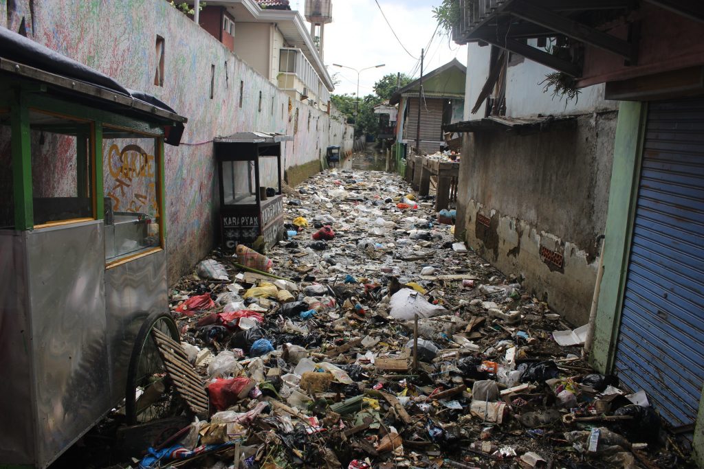Tumpukan sampah rumah tangga di kampung Leuwi Bandung, Desa Citeureup , Kecamatan Dayeuhkolot, Jumat (10/11/2017). Sampah tersebut diduga berasal dari Kota Bandung yang mengalir melalui Sungai Cikapundung dan bermuara di Sungai Citarum dan menyebabkan banjir di tiga kecamatan yaitu Kecamatan Dayeuhkolot, Kecamatan Bojongsoang, dan, Kecamatan Baleendah. (Jurnalposmedia/ Reiva Akbar)