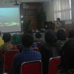Ketua Umum Photos’speak 2015-2016 Jamal Ramadhan bersama kepala suku Bagus memaparkan materi dalam Talkshow “Unjuk Rasa Mahasiswa lewat Karya”dalam acara Festival Fotografi Kompas, di Gedung PLN Distribusi Jawa Barat, Jalan Asia Afrika, Kota Bandung, Jumat (17/11/2017). (Teten Handani/Jurnalposmedia)