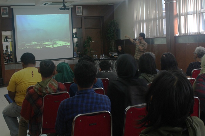 Ketua Umum Photos’speak 2015-2016 Jamal Ramadhan bersama kepala suku Bagus memaparkan materi dalam Talkshow “Unjuk Rasa Mahasiswa lewat Karya”dalam acara Festival Fotografi Kompas, di Gedung PLN Distribusi Jawa Barat, Jalan Asia Afrika, Kota Bandung, Jumat (17/11/2017). (Teten Handani/Jurnalposmedia)