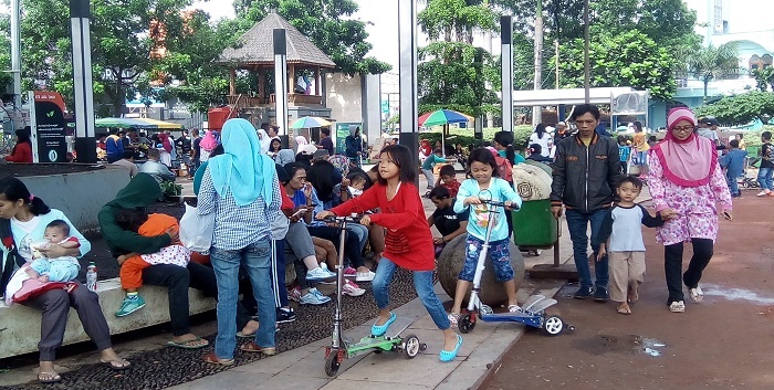 Dihari libur, Alun-alun Ujungberung dipadati pengunjung. Tak hanya didominasi oleh anak-anak, pengunjung juga dari berbagai kalangan usia, tua dan muda datang berkunjung disini. Minggu (12/11/2017). (Lisna/Jurnalposmedia)
