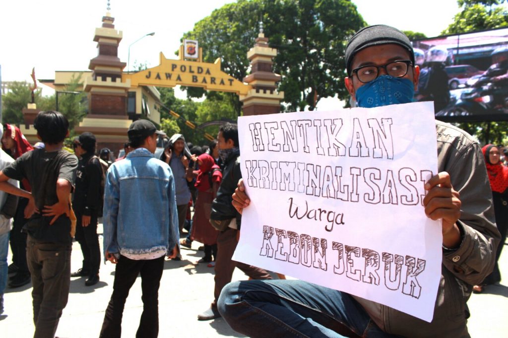 Massa dari Aliansi Rakyat Anti Penggusuran (ARAP) menggelar aksi mimbar bebas di depan Polda Jawa Barat, Jalan Soekarno Hatta, Kota Bandung, Kamis (23/11/2017). Aksi tersebut merupakan kecaman agar kriminalisasi terhadap warga Kebon Jeruk dihentikan. (Jurnalposmedia/ Pandu Muslim)