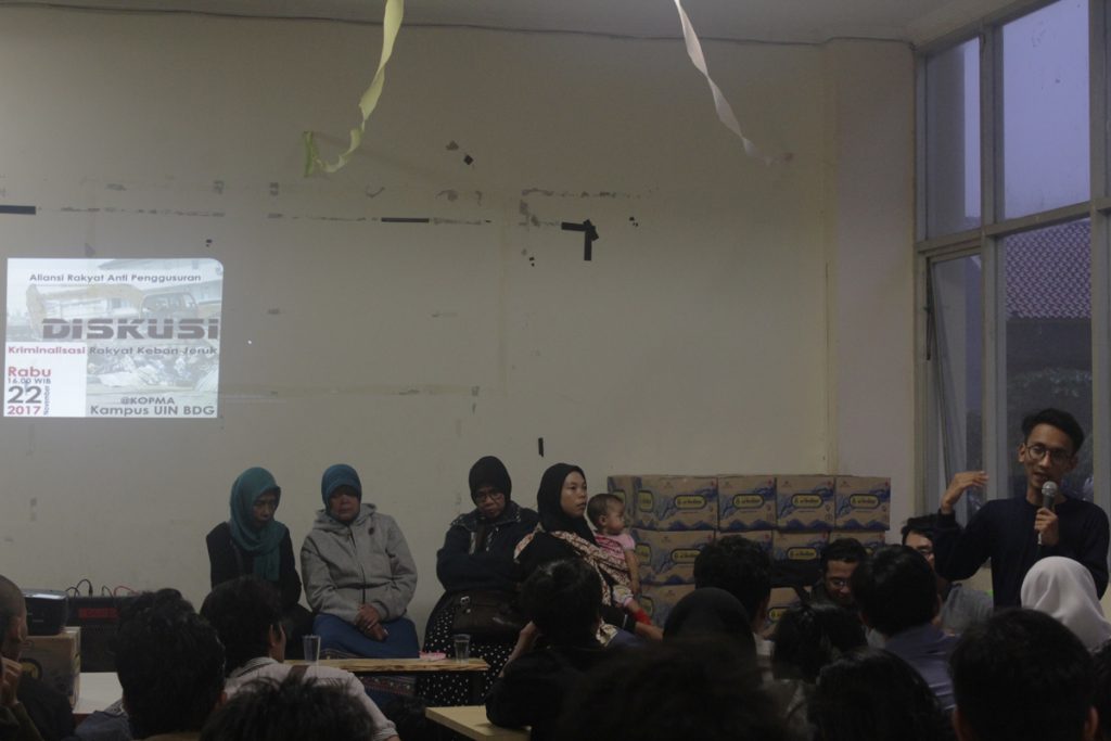 Sejumlah rakyat Kebon Jeruk menghadiri diskusi bersama mahasiswa mengenai Kriminalisasi Rakyat Kebon Jeruk di Kopma UIN Bandung, Rabu (22/11/2017). Diskusi bertujuan untuk mengajak seluruh mahasiswa UIN Bandung ikut serta dalam perjuangan intelektual aksi bersama rakyat yang akan dilaksanakan esok hari, Kamis (23/11/2017), di Polda Jawa Barat. (Jurnalposmedia/ Teten Handani)