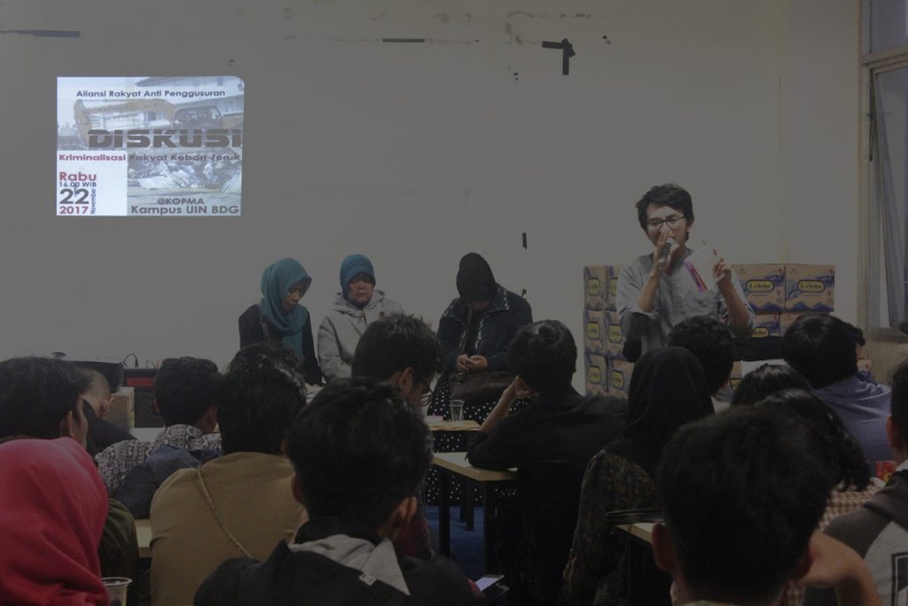 Sejumlah rakyat Kebon Jeruk menghadiri diskusi bersama mahasiswa mengenai Kriminalisasi Rakyat Kebon Jeruk di Kopma UIN Bandung, Rabu (22/11/2017). Diskusi bertujuan untuk mengajak seluruh mahasiswa UIN Bandung ikut serta dalam perjuangan intelektual aksi bersama rakyat yang akan dilaksanakan esok hari, Kamis (23/11/2017), di Polda Jawa Barat. (Jurnalposmedia/ Teten Handani)
