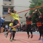 Pemain tim putra Fakultas Dakwah dan Komunikasi, Ridla Kamaluddin (Kuning) sedang melakukan smash kepada tim lawan Syariah dan Hukum pada pertandingan partai final Liga Voli Antar Fakultas 2017 (Livoli-AF), yang berlangsung di Lapangan Voli UIN Bandung, Senin (27/11/2017). (Lisna/Jurnalposmedia)