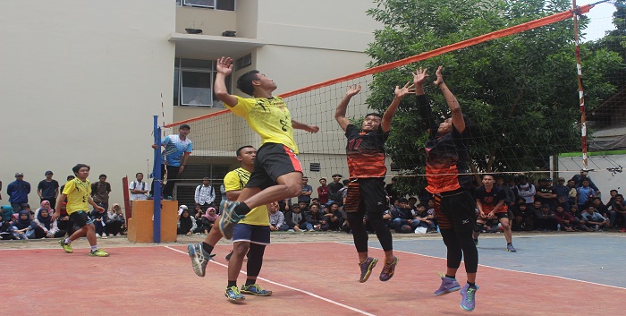 Pemain tim putra Fakultas Dakwah dan Komunikasi, Ridla Kamaluddin (Kuning) sedang melakukan smash kepada tim lawan Syariah dan Hukum pada pertandingan partai final Liga Voli Antar Fakultas 2017 (Livoli-AF), yang berlangsung di Lapangan Voli UIN Bandung, Senin (27/11/2017). (Lisna/Jurnalposmedia)