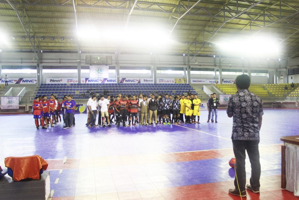 Suasana pembukaan turnamen Futsal Antar Mahasiswa (Futsama) 2017 di GOR ITB Jatinangor, Kabupaten Sumedang, Kamis (16/11/2017). Turnamen ini diselenggarakan oleh bidang olahraga BEM-J Jurnalistik UIN Bandung, dan turnamen ini diikuti oleh 19 tim yang berlaga. (Riyan Permana/Jurnalposmedia)
