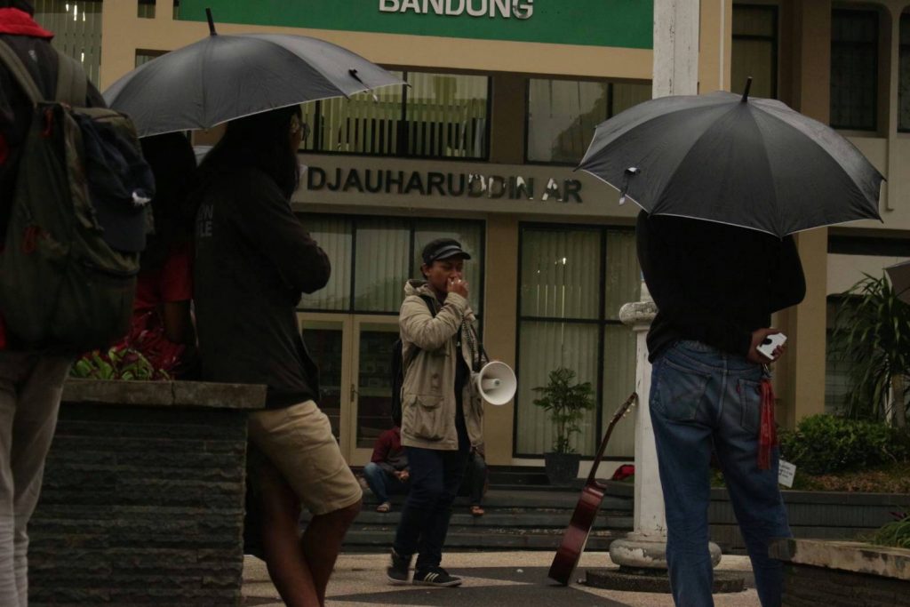 Komite Aksi Mahasiswa UIN Bandung (KAMU) menggelar aksi kamisan yang berlangsung di Taman Rektorat UIN Bandung, Kamis (07/12/2017). Aksi tersebut merupakan rangkaian untuk menyambut Hari HAM Internasional yang diperingati setiap 10 Desember. (Jurnalposmedia/ Juna)