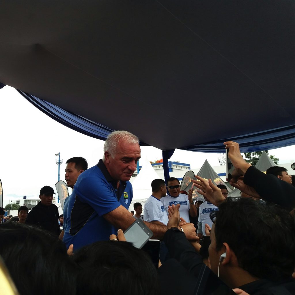 Pelatih baru Persib Maung Bandung, Mario Gomez saat sedang bersalaman dengan para bobotoh di Stadion Persib (Sidogli) di Jalan Ahmad Yani, Kota Bandung, Minggu (10/12/2017). (Jurnalposmedia/ Agnes Agatha)