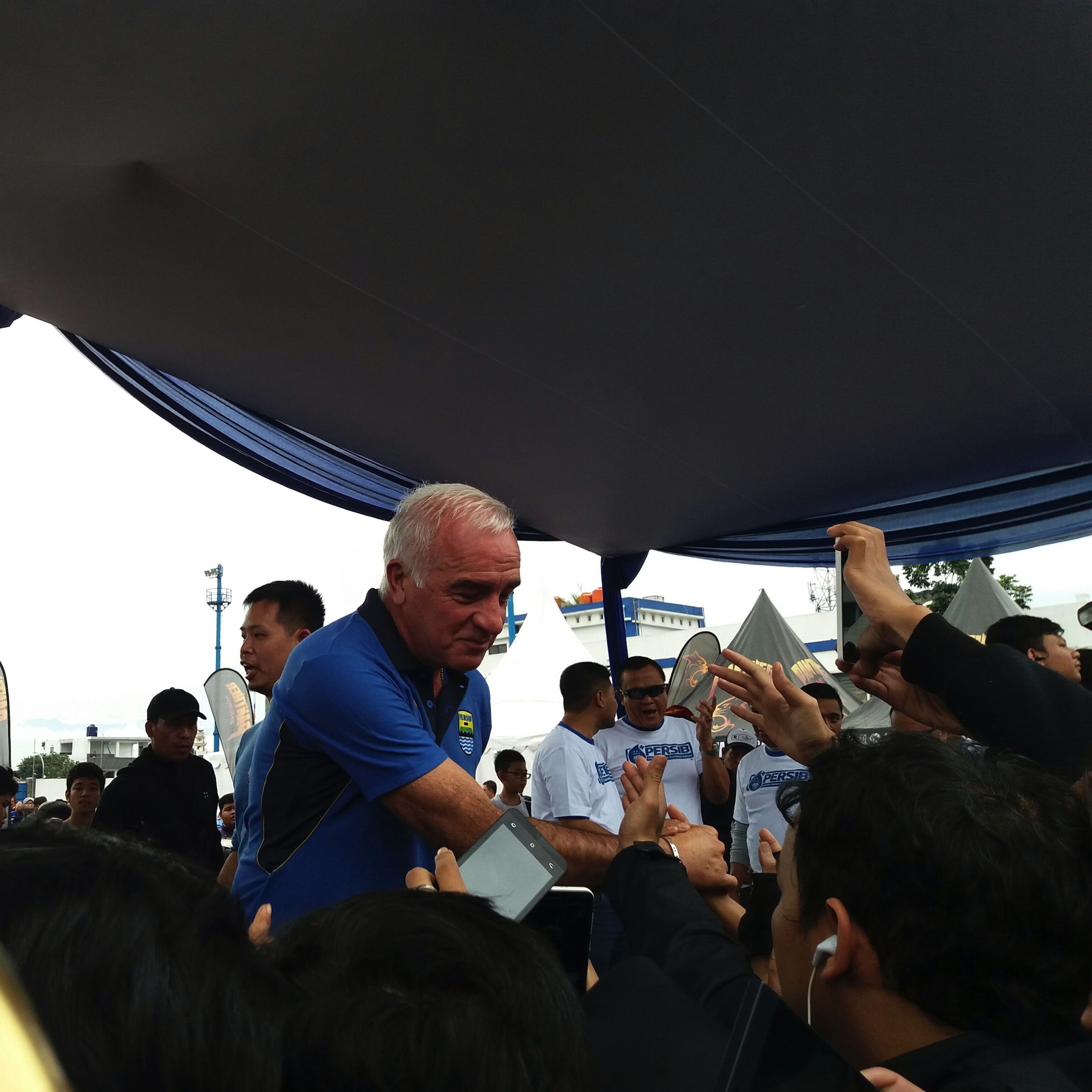 Pelatih baru Persib Maung Bandung, Mario Gomez saat sedang bersalaman dengan para bobotoh di Stadion Persib (Sidogli) di Jalan Ahmad Yani, Kota Bandung, Minggu (10/12/2017). (Jurnalposmedia/ Agnes Agatha)