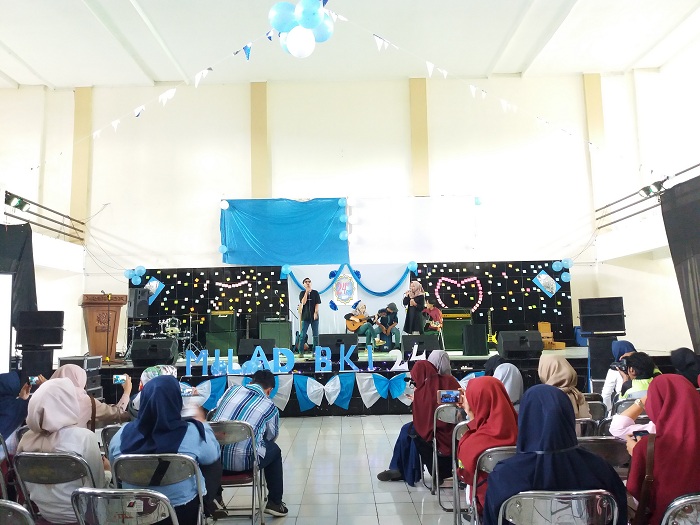 Salah satu penampilan pentas seni Mahasiswa Bimbingan Konseling Islam (BKI) UIN Bandung dalam acara Milad BKI ke-24. Acara tersebut berlangsung di Gedung Abdjan Soelaeman UIN Bandung, Senin (18/12/2017). (Anisa Nurul/Jurnalposmedia)