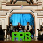 Jemi Ngadiono (General Manager CT Arsa Founcation), Chiki Fawzi (Animator, Musisi, Penggiat Pendidikan), Alika Islamadina (Penyanyi), Rivet Sembel (Founder proud Project), tengah menyampaikan materi dalam Talkshow “Cerita Inspiratif Untuk Negeri” yang diadakan oleh DEMA Fakultas Saintek, di Aula Anwar Mussaddad UIN Bandung, Selasa, (19/12/2017). (Agung Trilaksono/Jurnalposmedia)