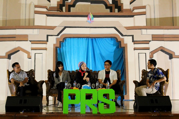 Jemi Ngadiono (General Manager CT Arsa Founcation), Chiki Fawzi (Animator, Musisi, Penggiat Pendidikan), Alika Islamadina (Penyanyi), Rivet Sembel (Founder proud Project), tengah menyampaikan materi dalam Talkshow “Cerita Inspiratif Untuk Negeri” yang diadakan oleh DEMA Fakultas Saintek, di Aula Anwar Mussaddad UIN Bandung, Selasa, (19/12/2017). (Agung Trilaksono/Jurnalposmedia)