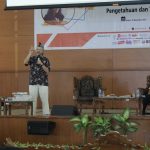 Pakar IT, Budi Raharjo tengah memaparkan materi dihadapan para peserta Seminar Teknik Elektro (SENTER) tentang Internet Out Things. Acara tersebut dilaksanakan di Aula Anwar Musaddad UIN Bandung, Sabtu (16/12/2017). (Agnes Agatha/Jurnalposmedia)