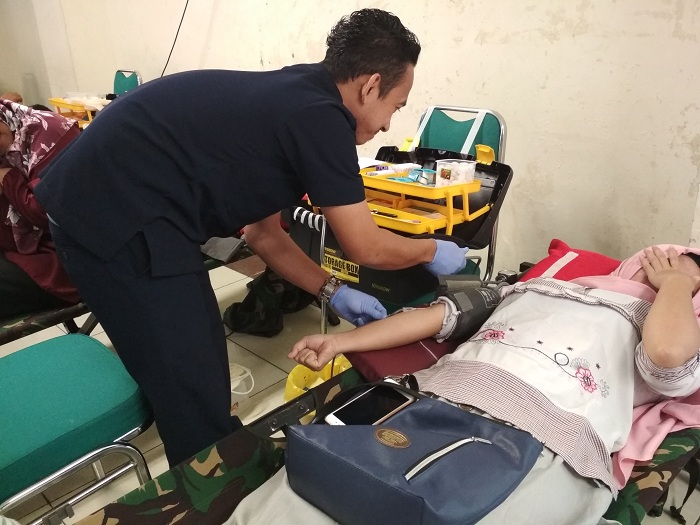 Salah satu petugas PMI Kota Banjar tengah melakukan pengambilan darah dari salah satu pendonor di Aula Anwar Musaddad UIN Sunan Gunung Djati Bandung, Rabu (13/12/2017). Donor darah baik bagi kesehatan jika dilakukan secara rutin, juga bermanfaat bagi penerima donor. (Reta Amaliyah/Jurnalposmedia)