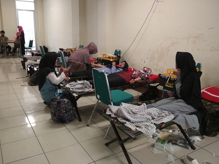 Proses pengambilan darah dalam rangkaian acara Donor Darah Saintek 2017 yang dilakukan oleh petugas PMI Kota Banjar, Rabu (13/12/2017). Selama pantauan Jurnalposmedia, kegiatan donor darah berlangsung lancar sesuai dengan yang diharapkan panitia. (Reta Amaliyah/Jurnalposmedia)
