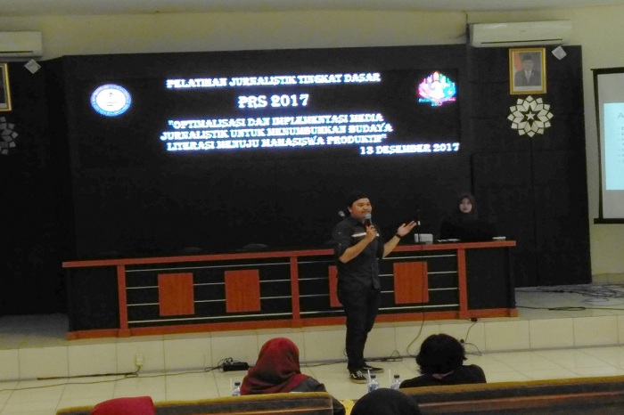 Lembaga Pers Mahasiswa (LPM) Suaka UIN Bandung tengah mengisi salah satu rangkaian acara Pekan Raya Saintek (PRS) 2017 di Aula Fakultas Sains Dan Teknologi, UIN Bandung, Rabu (13/12/2017). Kegiatan ini merupakan kegiatan Pelatihan Jurnalistik Tingkat Dasar (PJTD). (Rico Bagus/ Jurnalposmedia)
