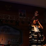 Yura yunita tampil memukau pada acara Konser Sosial Saintek yang digelar di Aula Anwar Musaddad UIN Bandung, Minggu (23/12/12). Dalam penampilannya yura membawakan beberapa lagu, salah satunya yang berjudul 'cinta dan rahasia'. (Tanti Sugiharti/Jurnalposmedia)