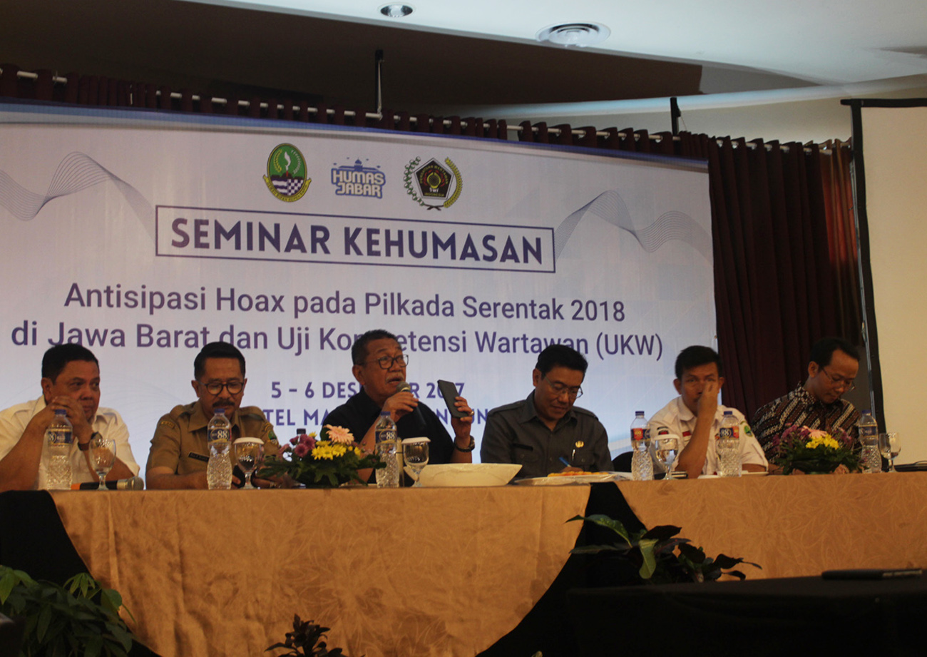 Wakil Gubernur Jawa Barat Dedy Mizwar memaparkan materi mengenai Antisipasi Hoax pada Pilkada Serentak 2018 di Jawa Barat dan Uji Kompentensi Wartawam (UKW) dalam seminar kehumasan, di Hotel Marbella Bandung, Selasa (5/12/2017). Acara tersebut bertujuan untuk menghimbau media, untuk turut serta dalam menangkal berita hoax.(Jurnalposmedia/Teten Handani).