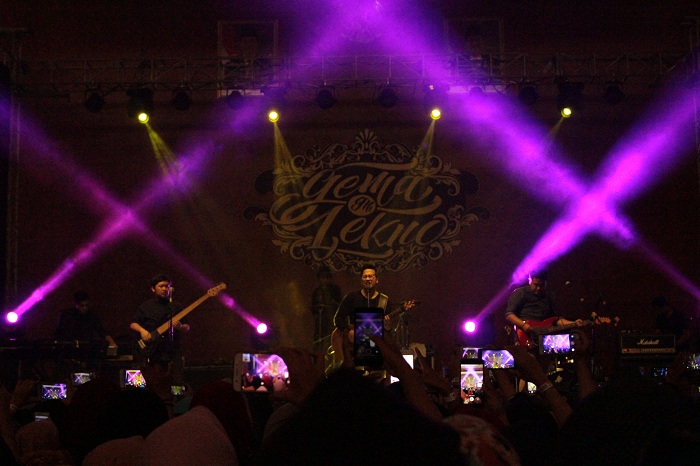 Adera menjadi salah satu guest star di acara puncak Gema Tekno yang ke-9, Minggu (17/12/2017). Adera tampil memukau dengan lagu pembuka. (Lisna/Jurnalposmedia)