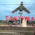 Pesawat tempur MIG 17 Fresco bertengger dengan gagah di atas tulisan Banyumas di Alun-Alun Banyumas, Kabupaten Banyumas, Jawa Tengah, Sabtu (20/01/2018). Alun-Alun Banyumas kini semakin apik dengan segala daya tarik barunya. (Reta Amaliyah/Jurnalposmedia)
