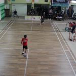 Kedua pemain bulu tangkis dalam Turnamen Bulu Tangkis se-Jabar yang digelar Perbama UIN Bandung tengah mengikuti kompetisi, Sabtu (27/01/2018). (Teten Handani/Jurnalposmedia).