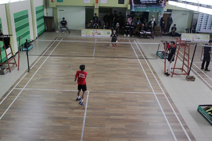 Kedua pemain bulu tangkis dalam Turnamen Bulu Tangkis se-Jabar yang digelar Perbama UIN Bandung tengah mengikuti kompetisi, Sabtu (27/01/2018). (Teten Handani/Jurnalposmedia).