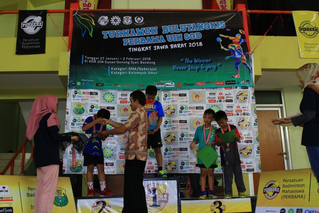 Kepala Sub Bagian (Kasubbag) Kemahasiswaan UIN Bandung Saepudin memberikan medali sekaligus piagam kepada para pemenang pada Turnamen Perbama UIN Sunan Gunung Djati (SGD) Bandung 2018 di GOR Badminton UIN Bandung, Jum’at (02/02/2018). Turnamen bulu tangkis tingkat Jawa Barat yang diadakan oleh Unit Kegiatan Mahasiswa (UKM) Persatuan Badminton Mahasiwa (Perbama) UIN Bandung berlangsung dari 27 Januari hingga 2 Februari 2018 (riyan permana/Jurnalposmedia)