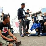 Jakarta Animal Aid Network (JAAN) menggelar aksi dalam rangka memperingati Hari Primata Nasional yang jatuh pada 30 Januari. Dalam bentuk pertunjukan teatrikal di halaman Gedung Sate, Jalan Diponegoro No 22, Kota Bandung, Selasa (30/01/2018).(Agung/Jurnalposmedia)