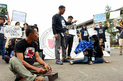 Jakarta Animal Aid Network (JAAN) menggelar aksi dalam rangka memperingati Hari Primata Nasional yang jatuh pada 30 Januari. Dalam bentuk pertunjukan teatrikal di halaman Gedung Sate, Jalan Diponegoro No 22, Kota Bandung, Selasa (30/01/2018).(Agung/Jurnalposmedia)