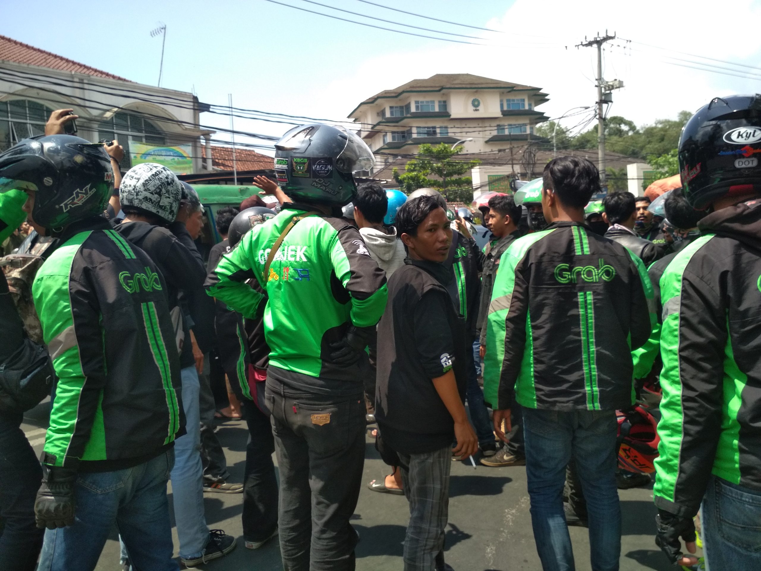 Pengemudi Ojek Motor Menggunakan Mobil Pajero di Kecamatan Kota