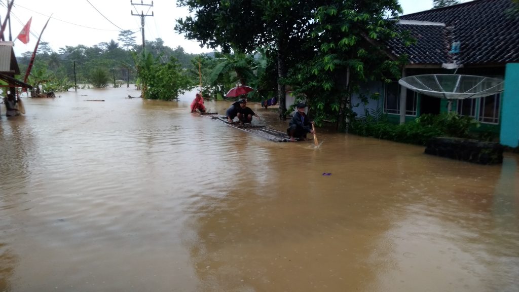 Akibat Hujan Deras Sejumlah Wilayah Di Tasikmalaya Diterjang Banjir Jurnalposmedia