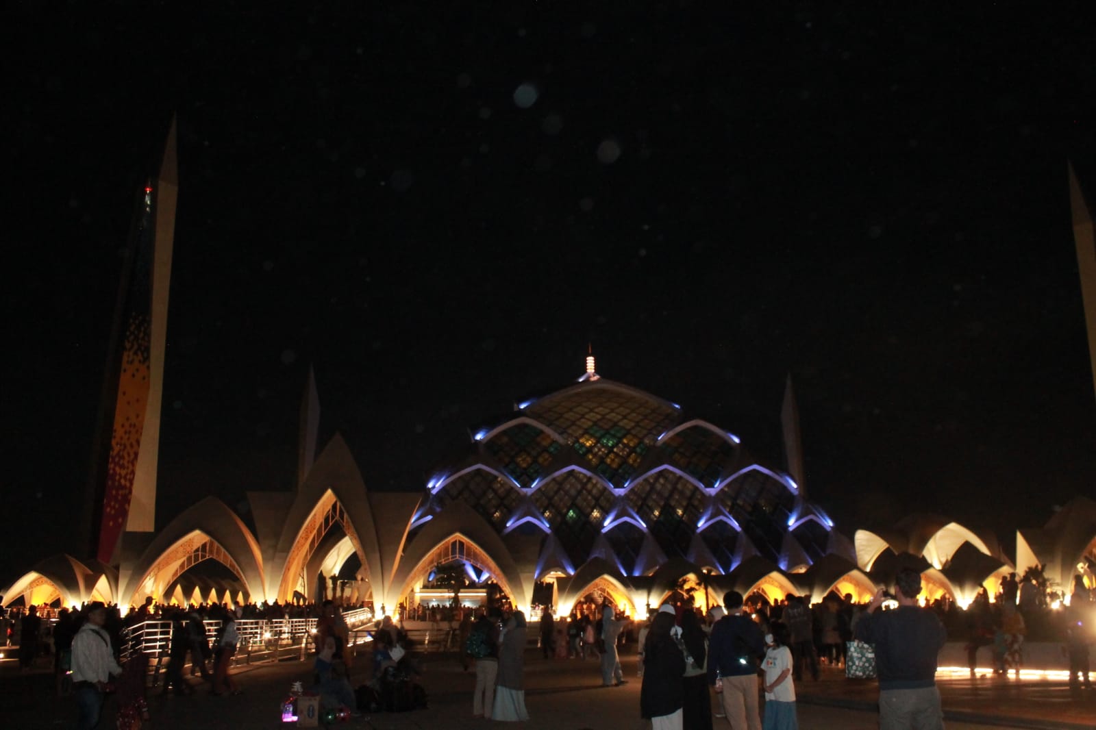 Masjid Raya Al-Jabbar Kembali Dibuka, Para Pengunjung Diimbau Patuhi ...