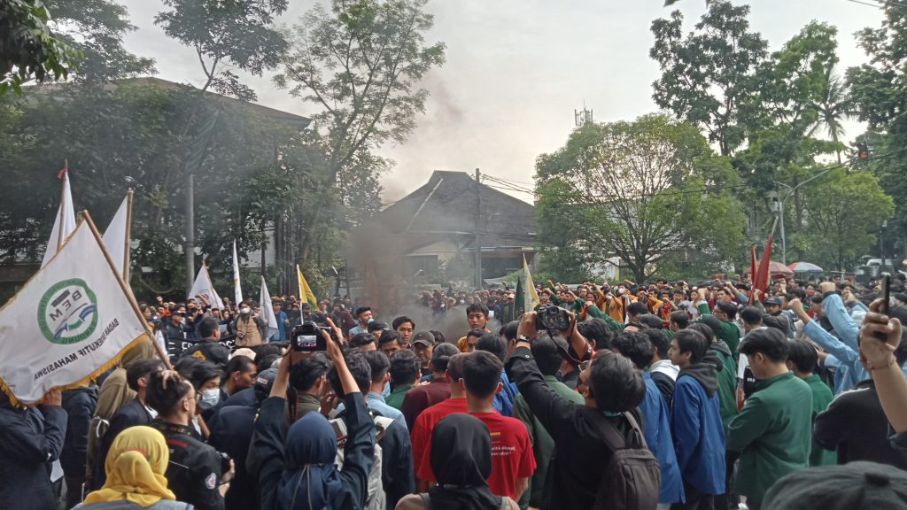 Ribuan Demonstran Kembali Desak Pemerintah Cabut Beberapa Pasal Pada UU ...