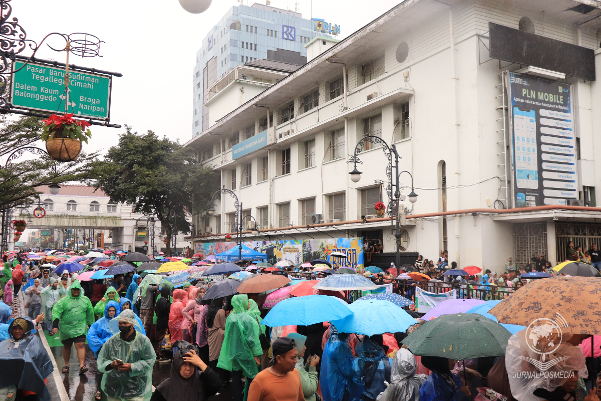 Diguyur Hujan Deras, Masyarakat Tetap Antusias Hadiri Karnaval Asia ...